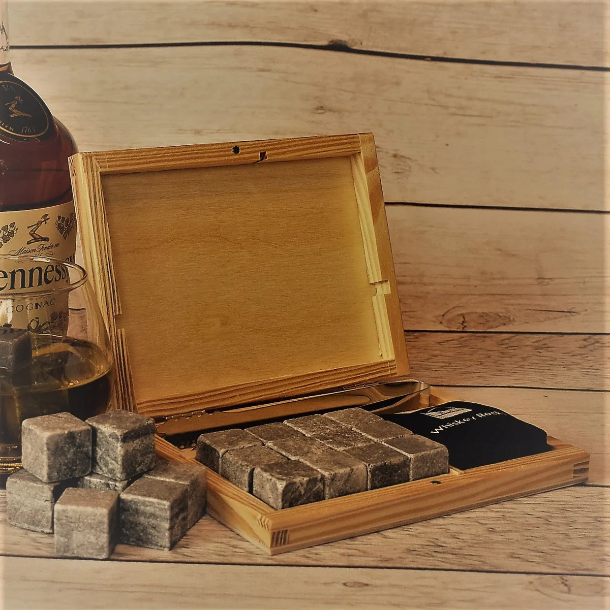 Whisky Stones dovanų rinkinys su viskio akmenukais medinėje dėžutėje
