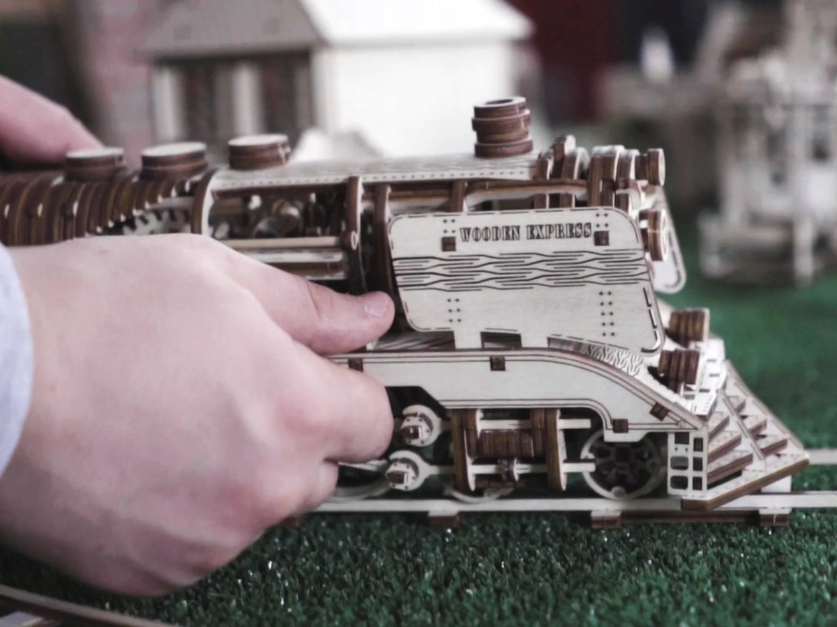 Wooden.City medinis mechaninis lokomotyvos modelis, 3D dėlionė, modeliavimas