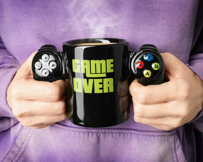 Žaidėjo rinkinys: Game Over puodelis pultelis, padėkliukas, juodas + raktų pakabukai dovana